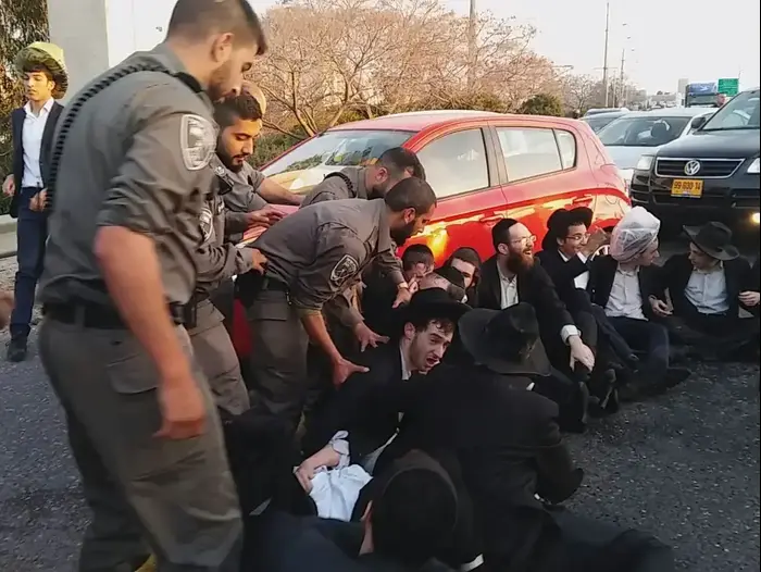 הפגנת הפלג הירושלמי נגד הגיוס 12 במרץ 2018 (מערכת וואלה! NEWS , קבוצת "מחאות החרדים הקיצוניים") הפגנת הפלג הירושלמי נגד הגיוס 12 במרץ 2018 (מערכת וואלה! NEWS , קבוצת "מחאות החרדים הקיצוניים")
