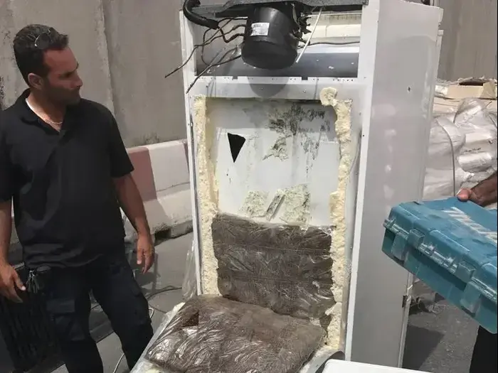 סחורות מוברחות שנתפסו במעבר כרם שלום; מלחמה כלכלית מהלב של המעבר העיקרי לעזה (מערכת וואלה! NEWS , משרד הביטחון) סחורות מוברחות שנתפסו במעבר כרם שלום; מלחמה כלכלית מהלב של המעבר העיקרי לעזה (מערכת וואלה! NEWS , משרד הביטחון)