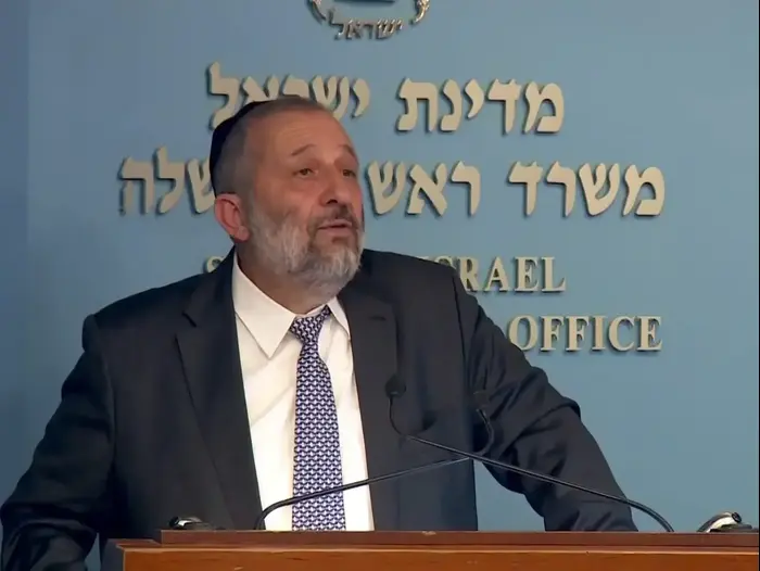 שר הפנים, אריה דרעי במהלך הצגת המתווה החדש שהוחצג בנושא המהגרים, משרד ראש הממשלה, ירושלים (מערכת וואלה! NEWS) שר הפנים, אריה דרעי במהלך הצגת המתווה החדש שהוחצג בנושא המהגרים, משרד ראש הממשלה, ירושלים (מערכת וואלה! NEWS)