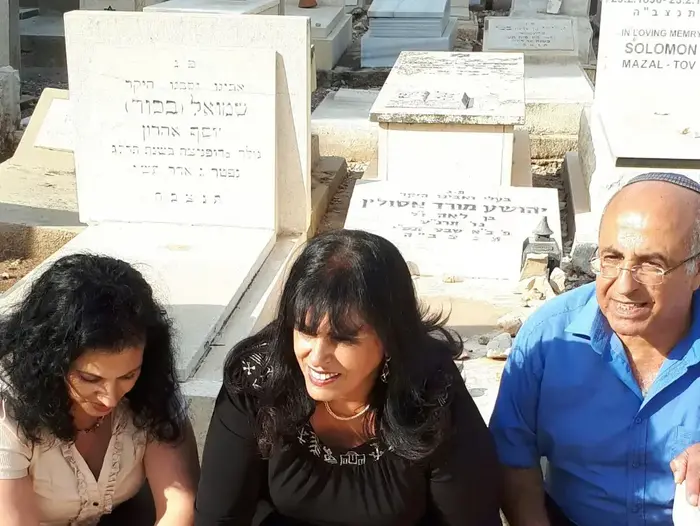 68 שנים לאחר שנרצח: גילוי מצבה לעולה מתימן שמקום קבורתו לא היה ידוע, 9 באפריל 2018
המשפחה ליד הקבר (מערכת וואלה! NEWS , באדיבות הוועדה המיוחדת לפרשת היעלמותם של ילדי תימן, מזרח והבלקן בראשות ח?כ נורית קורן) 68 שנים לאחר שנרצח: גילוי מצבה לעולה מתימן שמקום קבורתו לא היה ידוע, 9 באפריל 2018
המשפחה ליד הקבר (מערכת וואלה! NEWS , באדיבות הוועדה המיוחדת לפרשת היעלמותם של ילדי תימן, מזרח והבלקן בראשות ח?כ נורית קורן)