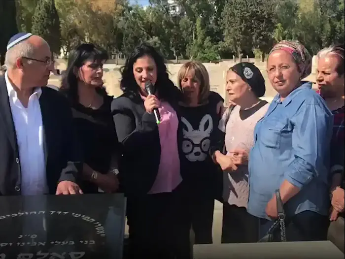 68 שנים לאחר שנרצח התקיים גילוי מצבה לעולה מתימן שמקום קבורתו לא היה ידוע (אתר רשמי) 68 שנים לאחר שנרצח התקיים גילוי מצבה לעולה מתימן שמקום קבורתו לא היה ידוע (אתר רשמי)