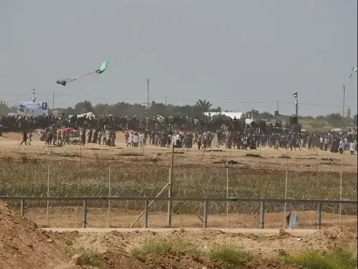 עפיפון נפץ שהופרח לעבר כוחות צה"ל בגבול הרצועה. 13 באפריל 2018 (דובר צה"ל) עפיפון נפץ שהופרח לעבר כוחות צה"ל בגבול הרצועה. 13 באפריל 2018 (דובר צה"ל)