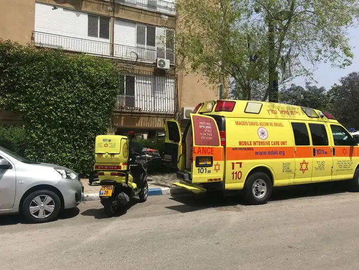 גופת אישה נמצאה בדירה בתל אביב 18.4.18 (מערכת וואלה! NEWS , תיעוד מבצעי מד"א) גופת אישה נמצאה בדירה בתל אביב 18.4.18 (מערכת וואלה! NEWS , תיעוד מבצעי מד"א)