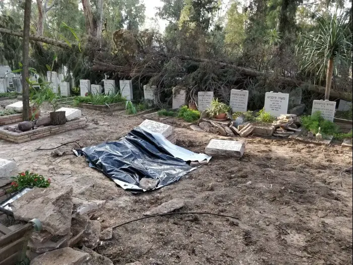 נזקים קשים לקברי חללי צה"ל בדגניה א. את היריעה הניחו אנשי משרד הביטחון שהגיעו לבחון את הנזקים, 28 באפריל 2018 (מערכת וואלה! NEWS , דוברות המועצה האזורית עמק הירדן) נזקים קשים לקברי חללי צה"ל בדגניה א. את היריעה הניחו אנשי משרד הביטחון שהגיעו לבחון את הנזקים, 28 באפריל 2018 (מערכת וואלה! NEWS , דוברות המועצה האזורית עמק הירדן)