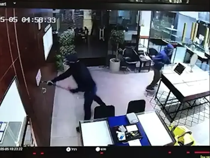 חנות התכשיטים "היהלום הכחול" ברמת גן נפרצה פעמיים בתוך שבועיים (מערכת וואלה! NEWS , עדי בעל החנות) חנות התכשיטים "היהלום הכחול" ברמת גן נפרצה פעמיים בתוך שבועיים (מערכת וואלה! NEWS , עדי בעל החנות)