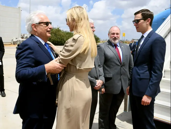 שגריר ארה"ב בישראל דייוויד פרידמן מברך את היועצת הבכירה של הבית הלבן, איוונקה טראמפ וג'ארד קושנר ,עם נחיתתם בישראל 13 במאי 2018 (רויטרס) שגריר ארה"ב בישראל דייוויד פרידמן מברך את היועצת הבכירה של הבית הלבן, איוונקה טראמפ וג'ארד קושנר ,עם נחיתתם בישראל 13 במאי 2018 (רויטרס)