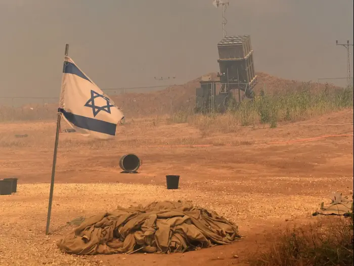 שריפת סוללת כיפת ברזל בגבול רצועת עזה, 15 במאי 2018 (ראובן קסטרו) שריפת סוללת כיפת ברזל בגבול רצועת עזה, 15 במאי 2018 (ראובן קסטרו)
