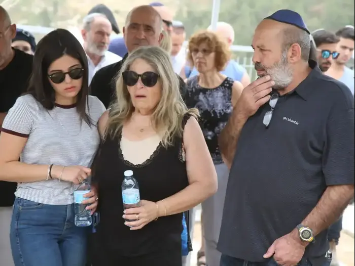 בני משפחתה וחבריה של מעיין ברהום שנהרגה בשיטפונות ב-30 יום למותה ב-25 במאי 2018 (שלומי גבאי) בני משפחתה וחבריה של מעיין ברהום שנהרגה בשיטפונות ב-30 יום למותה ב-25 במאי 2018 (שלומי גבאי)