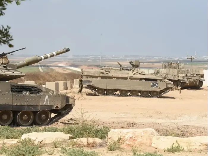 פריסת טנקים בגבול עזה 30 במאי 2018 (ראובן קסטרו) פריסת טנקים בגבול עזה 30 במאי 2018 (ראובן קסטרו)