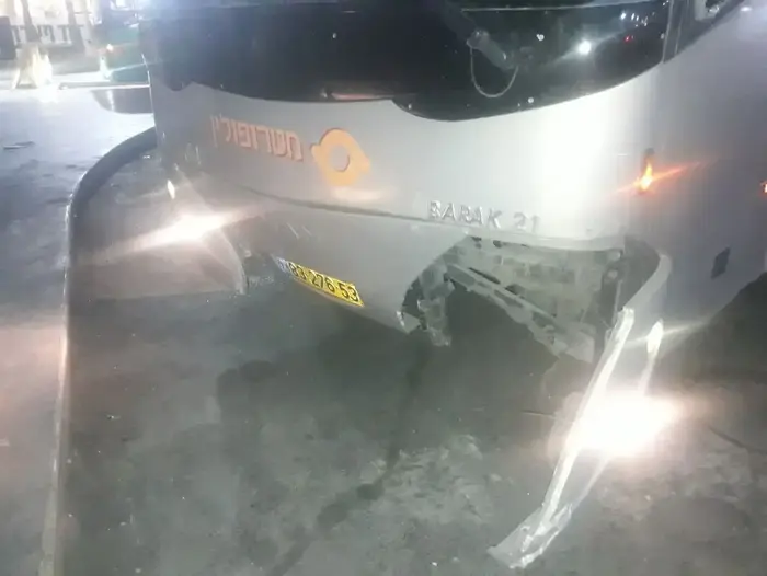 אוטובוס של חברת מטרופולין שהותקף על ידי רעולי פנים בכניסה לתל שבע, 13 ביוני 2018 (מערכת וואלה! NEWS , מטרופולין) אוטובוס של חברת מטרופולין שהותקף על ידי רעולי פנים בכניסה לתל שבע, 13 ביוני 2018 (מערכת וואלה! NEWS , מטרופולין)