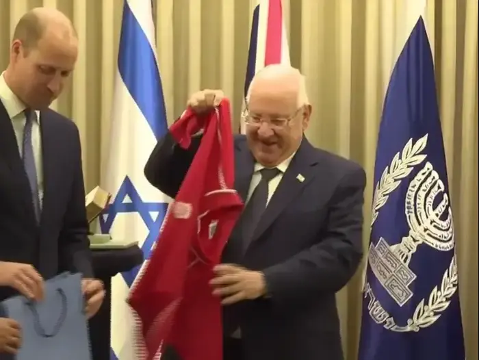 הנסיך וויליאם מעניק לנשיא המדינה, ראובן ריבלין חולצת ספורט בעת ביקור במשכן הנשיא, 26 ביוני 2018 (רויטרס) הנסיך וויליאם מעניק לנשיא המדינה, ראובן ריבלין חולצת ספורט בעת ביקור במשכן הנשיא, 26 ביוני 2018 (רויטרס)