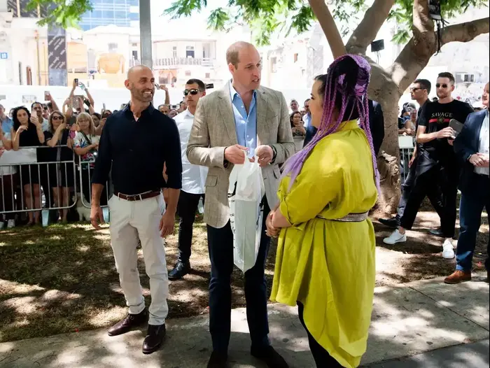 נטע ברזילי נותנת לנסיך וויליאם מיני לופר בשדרות רוטשילד בתל אביב (מערכת וואלה! NEWS , בן קלמר) נטע ברזילי נותנת לנסיך וויליאם מיני לופר בשדרות רוטשילד בתל אביב (מערכת וואלה! NEWS , בן קלמר)