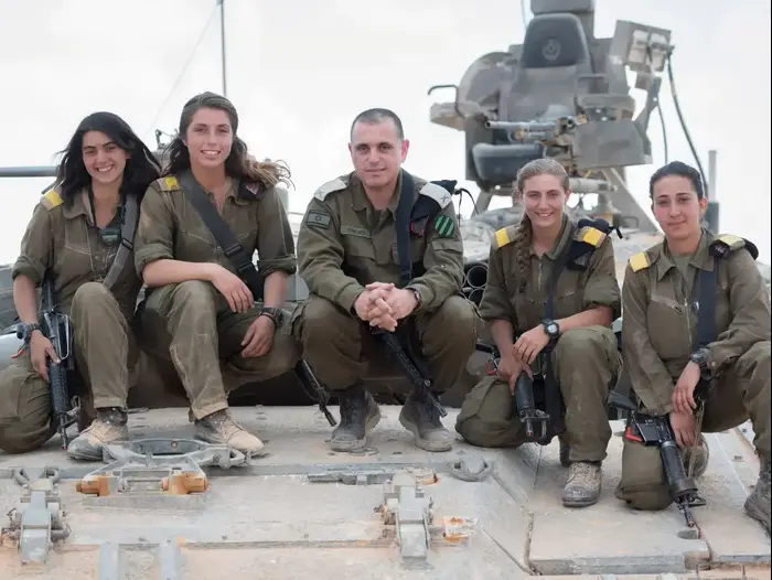 פיילוט לוחמות בשריון (דובר צה"ל) פיילוט לוחמות בשריון (דובר צה"ל)