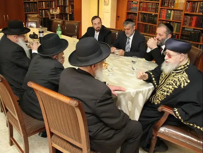 השולחן והכסאות. מועצת חכמי התורה של ש"ס בישיבה (מערכת וואלה! NEWS , צילום: יעקב כהן) השולחן והכסאות. מועצת חכמי התורה של ש"ס בישיבה (מערכת וואלה! NEWS , צילום: יעקב כהן)