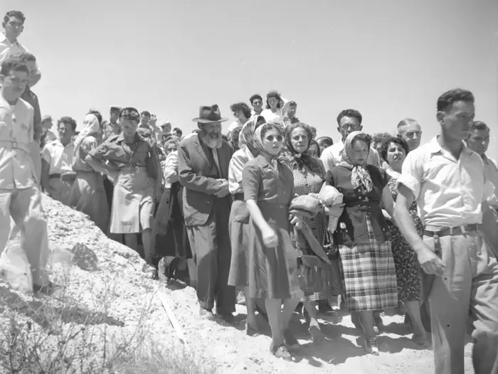 אזכרה ראשונה לחללי ניצנים
1.5.49 (מערכת וואלה! NEWS , באדיבות ארכיון צה"ל במשרד הביטחון צלם: יהודה איזנשטרק) אזכרה ראשונה לחללי ניצנים
1.5.49 (מערכת וואלה! NEWS , באדיבות ארכיון צה"ל במשרד הביטחון צלם: יהודה איזנשטרק)