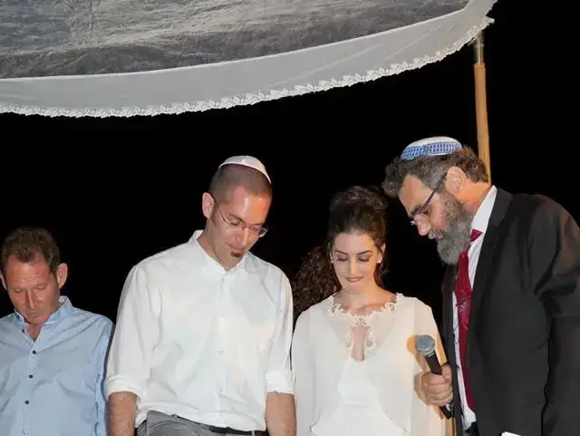 זוג שחותן על ידי הרב דב "דובי" חיון שנעצר הבוקר על ידי המשטרה, 19 ביולי 2018 (מערכת וואלה! NEWS , באדיבות: התנועה המסורתית בישראל) זוג שחותן על ידי הרב דב "דובי" חיון שנעצר הבוקר על ידי המשטרה, 19 ביולי 2018 (מערכת וואלה! NEWS , באדיבות: התנועה המסורתית בישראל)