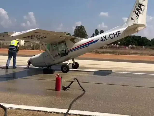הטייס יצא ללא פגע- מטוס ססנה ביצע נחיתת חירום בשדה"ת בהרצליה, שבמהלכה נשבר כן הנוסע הקידמי (אתר רשמי) הטייס יצא ללא פגע- מטוס ססנה ביצע נחיתת חירום בשדה"ת בהרצליה, שבמהלכה נשבר כן הנוסע הקידמי (אתר רשמי)
