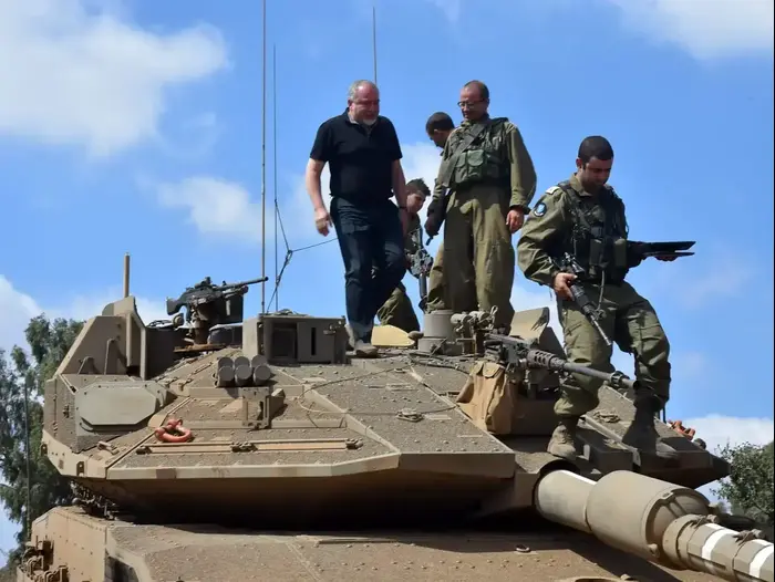שר הביטחון אביגדור ליברמן בסיור עם כוחות שריון ברמת הגולן (אתר רשמי , אריאל חרמוני, משרד הביטחון) שר הביטחון אביגדור ליברמן בסיור עם כוחות שריון ברמת הגולן (אתר רשמי , אריאל חרמוני, משרד הביטחון)