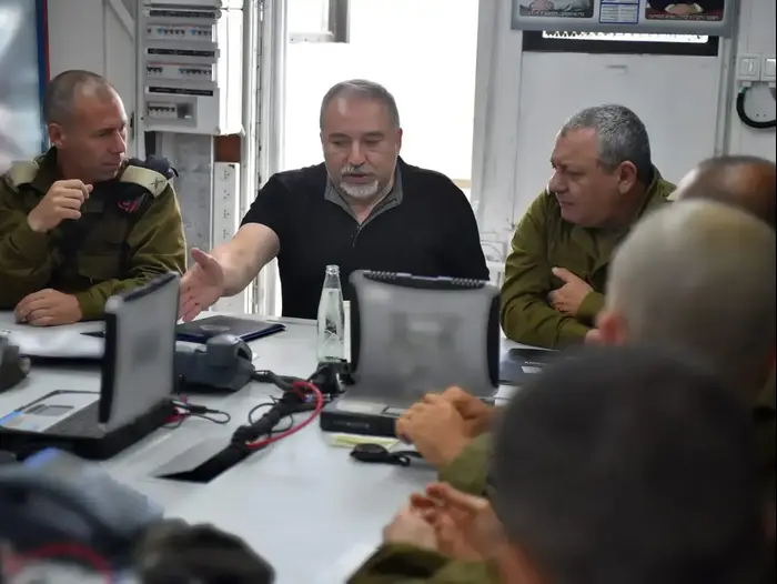 שר הביטחון אביגדור ליברמן בסיור עם כוחות שריון ברמת הגולן (אתר רשמי , אריאל חרמוני, משרד הביטחון) שר הביטחון אביגדור ליברמן בסיור עם כוחות שריון ברמת הגולן (אתר רשמי , אריאל חרמוני, משרד הביטחון)