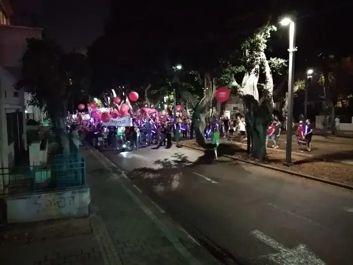 אלף בני נוער מארגוני הקהילה הגאה במחאה נגד אלימות בשדרות רוטשילד בתל אביב (מערכת וואלה! NEWS , איגי)