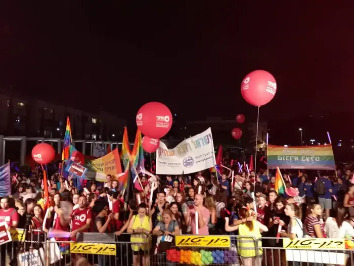 אלפי בני נוער מפגינים נגד אלימות כלפי להט"ב בכיכר הבימה בתל אביב (מערכת וואלה! NEWS , איגי)