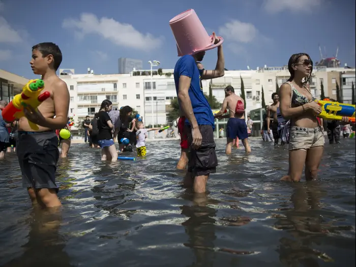 מלחמת מים בכיכר הבימה בתל אביב, 7 ביוני 2018 (AP) מלחמת מים בכיכר הבימה בתל אביב, 7 ביוני 2018 (AP)