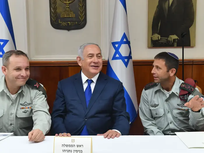 בנימין נתניהו ראש הממשלה בטקס חילופי המזכיר הצבאי. המזכיר היוצא אליעזר טולדנו ומחליפו אבי בלוט, 15 באוגוסט 2018 (מערכת וואלה! NEWS , קובי גדעון / לע"מ) בנימין נתניהו ראש הממשלה בטקס חילופי המזכיר הצבאי. המזכיר היוצא אליעזר טולדנו ומחליפו אבי בלוט, 15 באוגוסט 2018 (מערכת וואלה! NEWS , קובי גדעון / לע"מ)