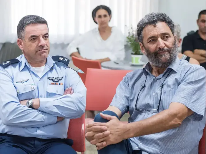 מפקד חיל האוויר אלוף עמיקם נורקין מסייר בנתיב העשרה (אתר רשמי) מפקד חיל האוויר אלוף עמיקם נורקין מסייר בנתיב העשרה (אתר רשמי)
