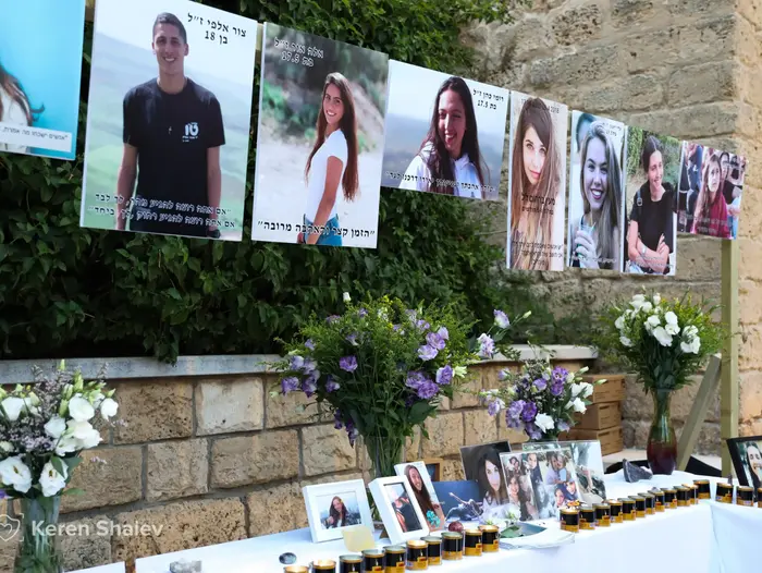 ערב לזכר ההרוגים באסון נחל צפית, אמפי שוני בנימינה, אוגוסט 2018 (מערכת וואלה! NEWS , קרן שלו) ערב לזכר ההרוגים באסון נחל צפית, אמפי שוני בנימינה, אוגוסט 2018 (מערכת וואלה! NEWS , קרן שלו)