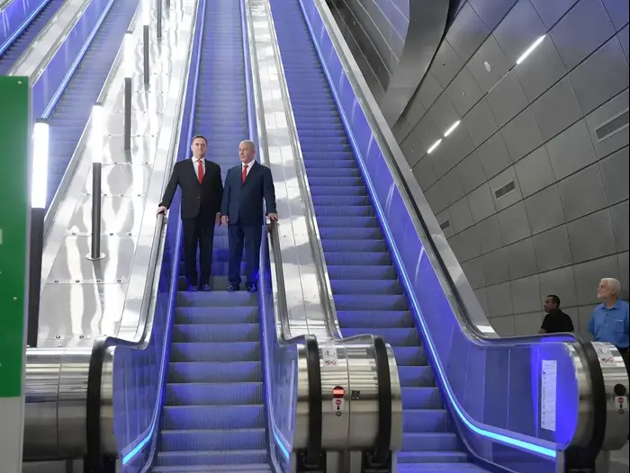 ראש הממשלה בנימין נתניהו ושר התחבורה ישראל כץ במהלך סיור בתחנת רכבת ירושלים "יצחק נבון", ונסיעת הרצה מירושלים לנתב"ג (מערכת וואלה! NEWS , עמוס בן גרשום, לע"מ)
