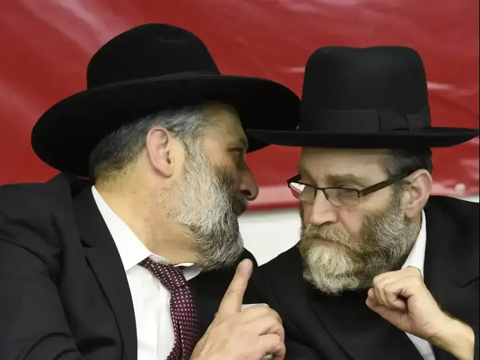 משה גפני ואריה דרעי בפתיחת מטה הבחירות לראשות עיר בית שמש (ראובן קסטרו) משה גפני ואריה דרעי בפתיחת מטה הבחירות לראשות עיר בית שמש (ראובן קסטרו)