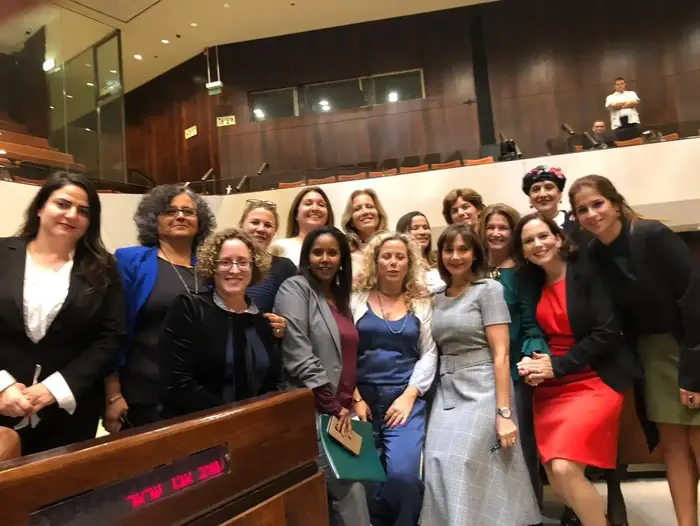 חברות כנסת אחרי אישור הצעת חוק להפללת לקוחות זנות בקריאה ראשונה (ללא שם) חברות כנסת אחרי אישור הצעת חוק להפללת לקוחות זנות בקריאה ראשונה (ללא שם)