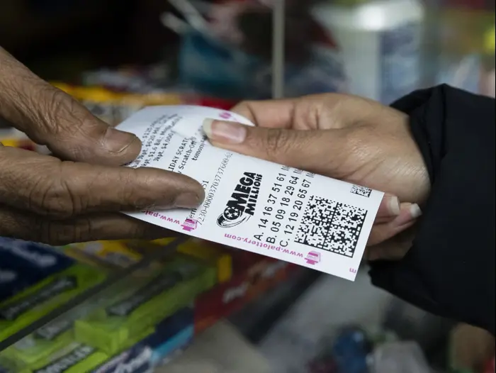 לקוח קונה כרטיסי לוטו בפילדלפיה (AP) לקוח קונה כרטיסי לוטו בפילדלפיה (AP)