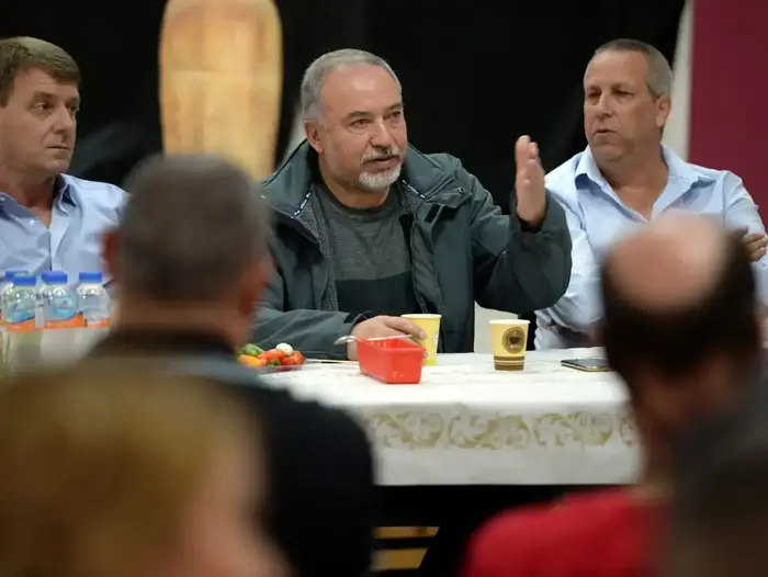 שר הביטחון אביגדור ליברמן בסיור בקיבוץ כרם שלום 26 באוקטובר 2018 (מערכת וואלה! NEWS , אריאל חרמוני, משרד הביטחון) שר הביטחון אביגדור ליברמן בסיור בקיבוץ כרם שלום 26 באוקטובר 2018 (מערכת וואלה! NEWS , אריאל חרמוני, משרד הביטחון)
