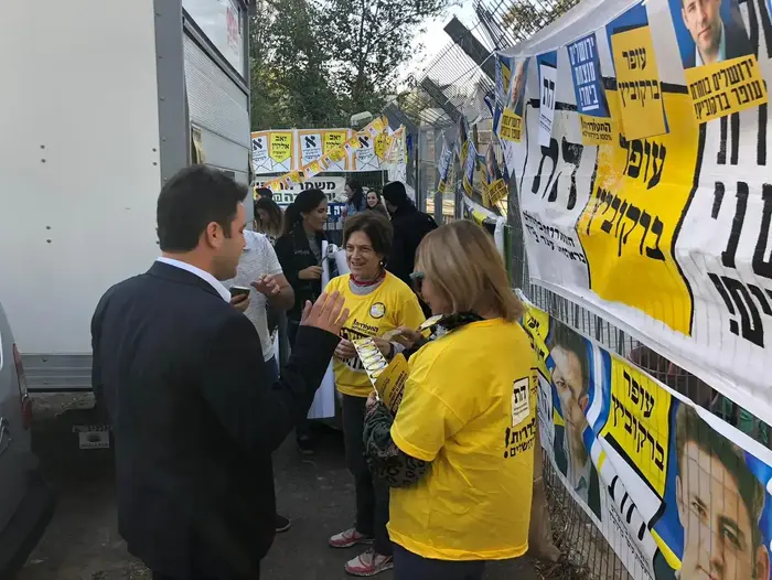 המועמד לראשות ירושלים עופר ברקוביץ' מתחיל את הבוקר הקלפי ברחביה, 30 באוקטובר 2018 (יח"צ , ללא)