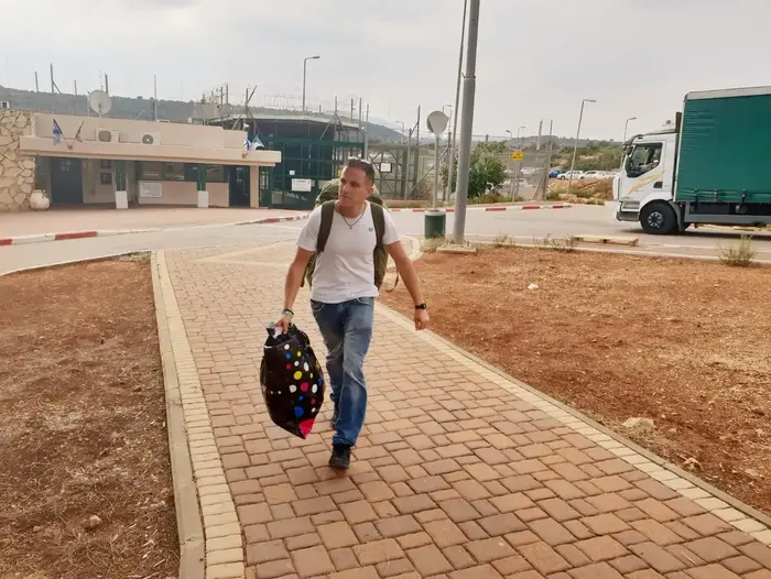 טל מור ביציאה מכלא חרמון בעת שחרורו, 5 בנובמבר 2018 (שלומי גבאי) טל מור ביציאה מכלא חרמון בעת שחרורו, 5 בנובמבר 2018 (שלומי גבאי)