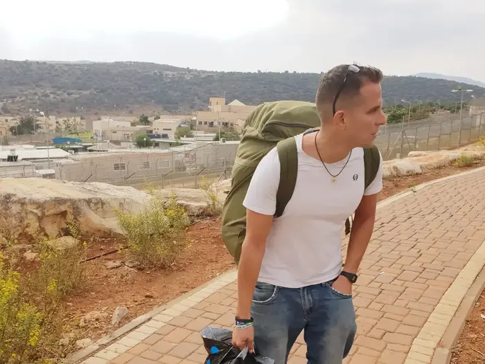 טל מור ביציאה מכלא חרמון בעת שחרורו, 5 בנובמבר 2018 (שלומי גבאי) טל מור ביציאה מכלא חרמון בעת שחרורו, 5 בנובמבר 2018 (שלומי גבאי)