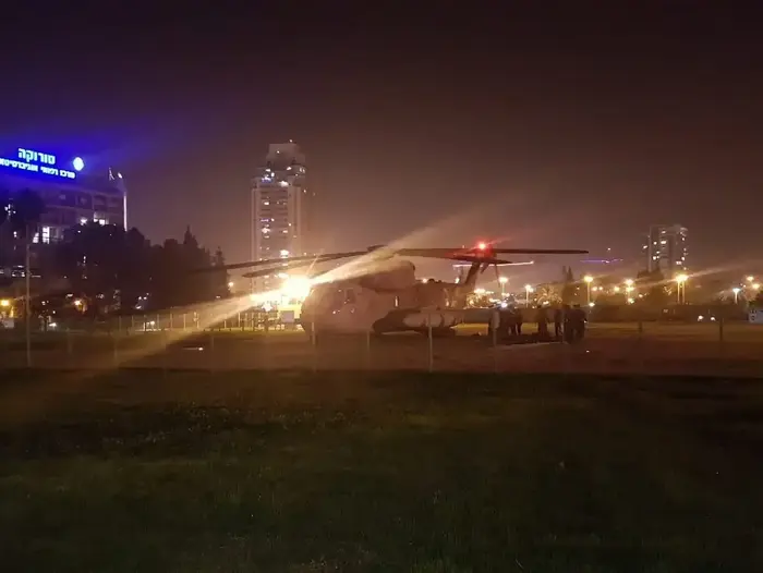 פינוי הפצועים בתקרית בדרום לבית החולים סורוקה - 11/11/18 (מערכת וואלה! NEWS) פינוי הפצועים בתקרית בדרום לבית החולים סורוקה - 11/11/18 (מערכת וואלה! NEWS)