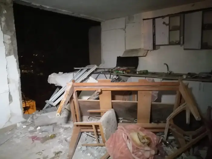 הבניין שנפגע באשקלון וגבה הרוג ושלושה פצועים, 13.11 (שי מכלוף) הבניין שנפגע באשקלון וגבה הרוג ושלושה פצועים, 13.11 (שי מכלוף)