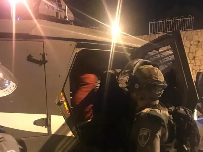 החשוד בדקירת אזרח ישראלי בבית ג'אלה מובא לחקירה 20 בנובמבר 2018 (מערכת וואלה! NEWS , דוברות המשטרה) החשוד בדקירת אזרח ישראלי בבית ג'אלה מובא לחקירה 20 בנובמבר 2018 (מערכת וואלה! NEWS , דוברות המשטרה)