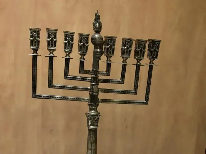 החנוכיה של יוסף ז"ל ולילי שפירא, דיירת בבית דיור מוגן "עד 120" בהוד השרון (יח"צ , עד 120) החנוכיה של יוסף ז"ל ולילי שפירא, דיירת בבית דיור מוגן "עד 120" בהוד השרון (יח"צ , עד 120)