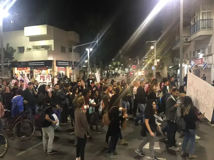 מחאת הנשים נגד האלימות בגינת לוינסקי לכיוון כיכר רבין 4 בדצמבר (מערכת וואלה! NEWS , שרון קנטור) מחאת הנשים נגד האלימות בגינת לוינסקי לכיוון כיכר רבין 4 בדצמבר (מערכת וואלה! NEWS , שרון קנטור)