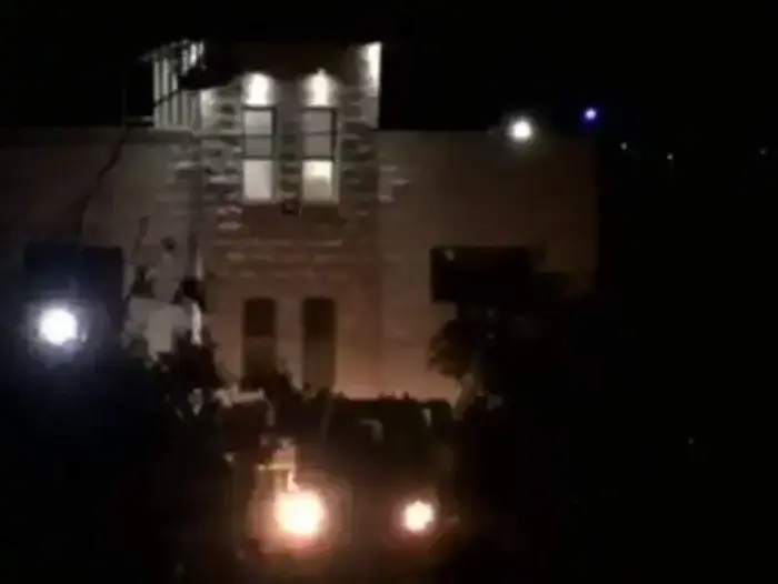 כוחות צה"ל בטול כרם מול ביתו של המחבל מברקן (אתר רשמי , טוויטר פלסטיני) כוחות צה"ל בטול כרם מול ביתו של המחבל מברקן (אתר רשמי , טוויטר פלסטיני)