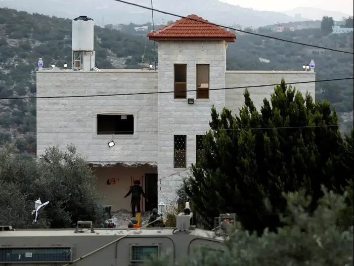 כוחות צה"ל הורסים את ביתו של המחבל מברקן, 17 בדצמבר 2018 (רויטרס) כוחות צה"ל הורסים את ביתו של המחבל מברקן, 17 בדצמבר 2018 (רויטרס)