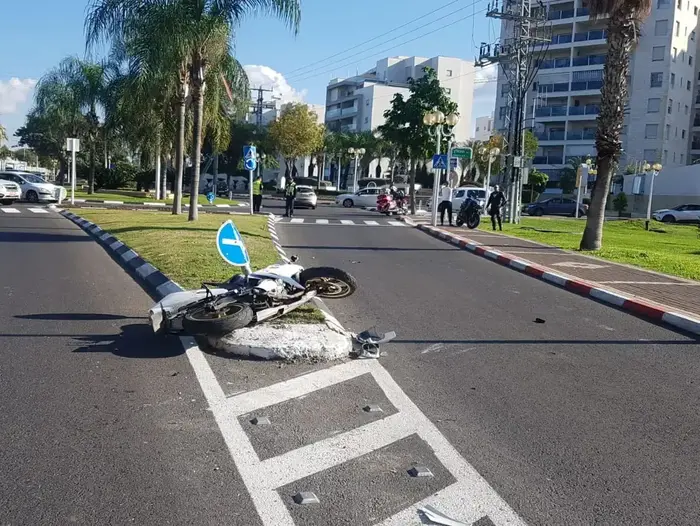 תאונת דרכים עצמית בה נהרג רוכב אופנוע בן 25 בכניסה לנהריה, 22 בדצמבר 2018 (דוברות משטרת ישראל) תאונת דרכים עצמית בה נהרג רוכב אופנוע בן 25 בכניסה לנהריה, 22 בדצמבר 2018 (דוברות משטרת ישראל)