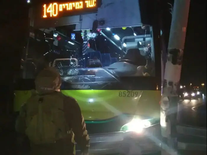 אוטובוס קו 140 של אגד שנפגע מירי ליד בית אל (אתר רשמי , ארגון נהגי האוטובוסים בישראל) אוטובוס קו 140 של אגד שנפגע מירי ליד בית אל (אתר רשמי , ארגון נהגי האוטובוסים בישראל)