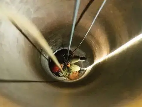 הרמטכ"ל איזנקוט באחת ממנהרות חיזבאללה שאותרו (אתר רשמי)