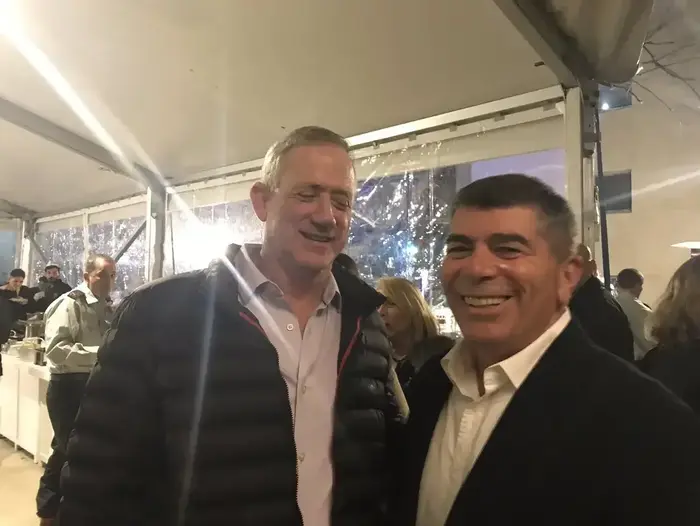 הרמטכ"לים לשעבר בני גנץ וגבי אשכנזי בטקס הפרידה מהרמטכ"ל גדי איזנקוט בקריה בתל אביב (אתר רשמי , חשבון הטוויטר של אבי בניהו) הרמטכ"לים לשעבר בני גנץ וגבי אשכנזי בטקס הפרידה מהרמטכ"ל גדי איזנקוט בקריה בתל אביב (אתר רשמי , חשבון הטוויטר של אבי בניהו)