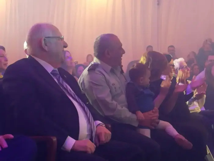הרמטכ"ל גדי איזנקוט עם הנשיא ראובן ריבלין בטקס הפרידה בבסיס הקריה בתל אביב ב-13 בינואר 2019 (אתר רשמי , אמיר בוחבוט) הרמטכ"ל גדי איזנקוט עם הנשיא ראובן ריבלין בטקס הפרידה בבסיס הקריה בתל אביב ב-13 בינואר 2019 (אתר רשמי , אמיר בוחבוט)