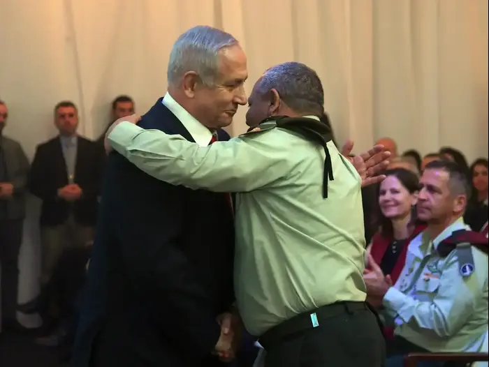 ראש הממשלה בנימין נתניהו והרמטכ"ל גדי איזנקוט בטקס הפרידה בקריה ב-13 בינואר 2018 (אתר רשמי , אריאל חרמוני, משרד הביטחון) ראש הממשלה בנימין נתניהו והרמטכ"ל גדי איזנקוט בטקס הפרידה בקריה ב-13 בינואר 2018 (אתר רשמי , אריאל חרמוני, משרד הביטחון)